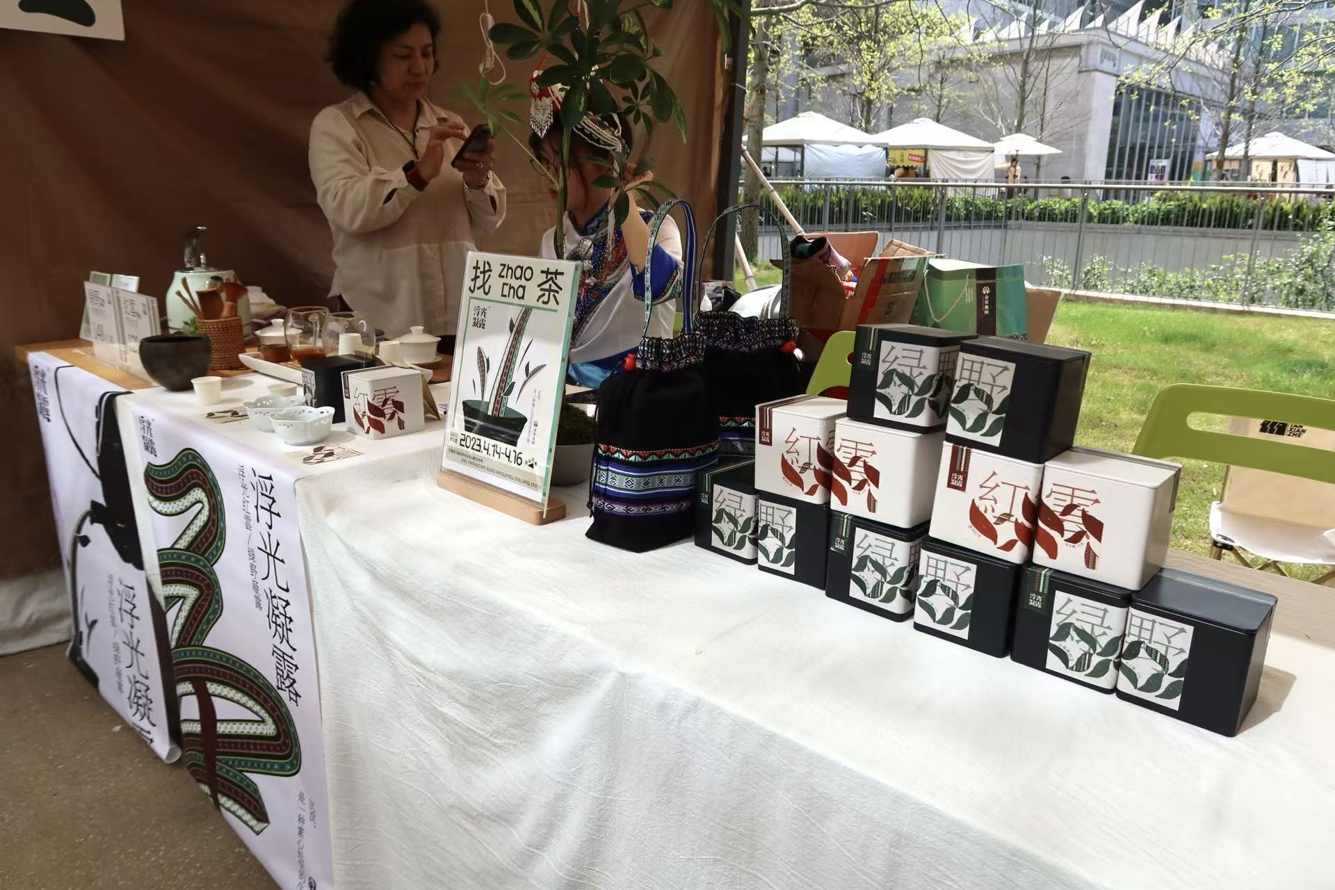 浮光凝露茶品牌线下市场摊位
